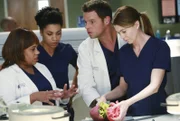 Versuchen alles, um eine Patientin zu retten: Meredith (Ellen Pompeo, r.), Miranda (Chandra Wilson, l.), Maggie (Kelly McCreary, 2.v.l.) und Alex (Justin Chambers, 2.v.r.) ...