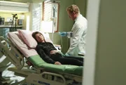 Nachdem Meredith (Ellen Pompeo, l.) ihren Kollegen mitgeteilt hat, dass Derek tot ist, ist sie zusammengebrochen. Owen (Kevin McKidd, r.) kümmert sich um sie, während Amelia einen Patienten behandelt und von dem ganzen noch keine Ahnung hat ...