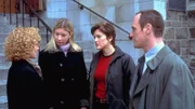 Rebecca Ramsey (Amy Irving, l.) und ihre Tochter Jody (Blythe Auffarth, 2. v. l.) werden von den Detectives Benson (Mariska Hargitay) und Stabler (Christopher Meloni) befragt.