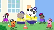 Peppa (r.) und die anderen bekommen von der Polizei (m.) beigebracht, wieso es wichtig ist, beim Fahrradfahren gute Bremsen zu haben.