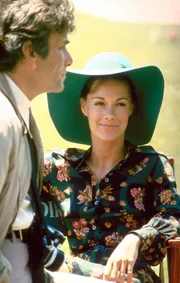Peter Falk (Insp. Columbo), Joanna Cameron (Lorna McGrath).