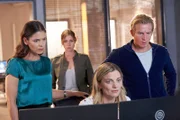 Kim (Katja Woywood, l.), Jenny (Katrin Heß, 2.v.l.), Susanne (Daniela Wutte) und Paul (Daniel Roesner) versuchen herauszufinden, was Jennys Bruder widerfahren sein könnte.