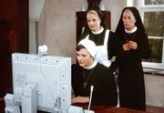 Computerkurs: Schwester Agnes (Emanuela von Frankenberg, M.)und Schwester Felicitas (Karin Gregorek, r.) schauen Novizin Sophie (Anne Weinknecht, l.) über die Schulter.