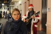 Anna (Jeanette Biedermann) kann sich nur mit Mühe zusammenreißen und den Gedanken an das letzte glückliche Weihnachten mit Jonas verdrängen ...