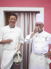 Die Serie mit Jamie Oliver ist ein einziges Abenteuer. In jeder Folge erforscht der Kult-Koch die Küche eines anderen Landes und macht dabei aufregende Entdeckungen. Zunächst lernt er in Marrakesch eine völlig andere Esskultur kennen. In Griechenland fischt er das erste Mal in seinem Leben mit einem Speer. In Andalusien kocht er die größte Paella der Welt und in Frankreich freundet er sich mit einem Trüffelschwein an. Auf seinen Reisen lernt Jamie Oliver zudem eine Reihe anderer Köche kennen, die unter ande