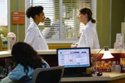 Meredith (Ellen Pompeo, r.) versucht Maggie (Kelly McCreary, l.) und ihren Fragen über Washington aus dem Weg zu gehen, während Bens Bruder in das Krankenhaus eingeliefert wird ...