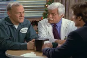 Claudes (l.) Flucht aus dem Gefängnis wurde aufgedeckt. Doch Mark (Dick Van Dyke, M.) und Steve (Barry Van Dyke, r.) wissen, dass er unschuldig ist und wollen ihm helfen.
