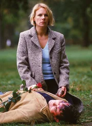 Anna (Bettina Kramer), die Lutz (Dirk Schoeron) mit einem Stein erschlagen hat, steht unter Schock.