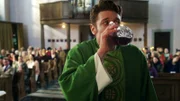 Maik (Daniel Donskoy) ist nervös und genehmigt sich einen großen Schluck Messwein vor seiner erste Predigt.