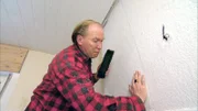 Der 50-jährige Reiner bearbeitet die WändeDer 50-jährige Reiner bearbeitet die Wände