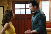 Gabrielle (Eva Longoria, l.) gerät in eine prekäre Situation, da Carlos' (Ricardo Antonio Chavira, r.) Boss sie weiterhin als Deckung für seine Affäre benutzt ...