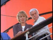 Mark (Dick Van Dyke, r.) kümmert sich um Clare (Brynn Thayer, l.), deren Mann bei einer Kreuzfahrt über Bord gegangen ist.
