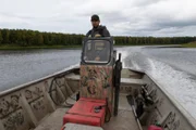 Chevie Roach auf der Jagd nach Elchen, während er mit seinem Boot unterwegs ist. (National Geographic/Brad Carper)