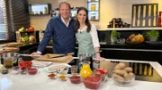 Zusammen mit Foodbloggerin Emmi Prolic bereitet Björn Freitag (l) verschiedene Varianten der Currywurst zu.