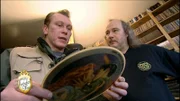 Musikfan Klaus zeigt Otto seine wertvollen Schellack-Platten