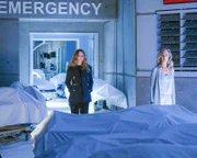 Dr. Meredith Grey (Ellen Pompeo, l.); Dr. Teddy Altman (Kim Raver, r.)