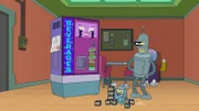 Bender (r.) gerät mit der neuesten Errungenschaft bei Planet Express, einem Getränkeautomaten namens Bev (l.), aneinander. Doch aus einem Streit wird mehr und völlig überraschend für Bender produziert Bev am nächsten Morgen ein Baby (M.) - und das hat schicksalhafte Folgen ...