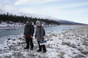 Chris und Jessi Morse machen sich während der Wintersaison auf den Weg zum Eisfischen. (National Geographic/Jensen Walker)