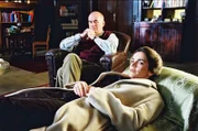 Sandra (Rebecca Immanuel, r.) hat es sich auf der Couch von Alfred Mendel (Hanns Zischler, l.) gemütlich gemacht.