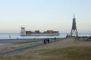 Die HENNEKE RAMBOW fährt vor Cuxhaven in die Elbe ein.