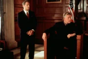 Johnny Vega (Gary Busey, re.), ein ehemaliger Starsänger, wird verdächtigt, seine wesentlich jüngere zweite Frau Mary Ann erschossen zu haben. Doch er leugnet den Mord und sein Anwalt Lee Draper (Bruce Altman) entlastet seinen Mandanten.
