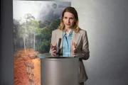 Dr. Sophie Lindbach (Jenny Langner) behauptet in einer Rede, die globale Erwärmung sei eine Lüge. Was hat sie zu der Aussage getrieben?
