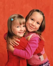 Die Geschwister Gracie (Billi Bruno) und Ruby (Taylor Atelian, re.) sind ein Herz und eine Seele.