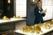 Brennan (Emily Deschanel) untersucht die sterblichen Überreste von Lana Brewster und versucht herauszufinden, was mit der vor 18 Jahren bei einem Segelunglück verstorbenen Einhand-Seglerin passiert ist.