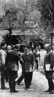 Adolf Hitler begrüßt General Karl Bodenschatz (Mitte, mit dem Rücken zur Kamera), den Verbindungsoffizier von Hermann Göhring im Führerhauptquartier.
