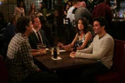 Ted (Josh Radnor, r.), Marshall (Jason Segel, l.), Barney (Neil Patrick Harris, 2.v.l.) und Robin (Cobie Smulders, 2.v.r.)