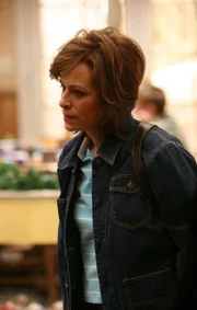 Lois (Jane Kaczmarek)