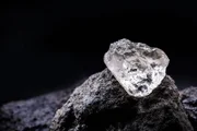 Rohdiamant, Edelstein in Minen. Konzept des Abbaus und der Gewinnung von seltenen Erzen.