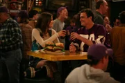 Robin (Cobie Smulders, l.) und Marshall (Jason Segel, r.) verbünden sich, nachdem Marshall ihr eine Bar im Minnesota-Stil gezeigt hat. Doch wird das gut gehen?