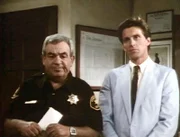 Sheriff Amos Tupper (Tom Bosley, li.) und Andrew Durbin (John Glover) besuchen den Richter Perry Sillman. Durbin muss sich an jeder Polizeiwache des Aufenthaltsortes melden, da er erst vor kurzem aus der Haft entlassen wurde.