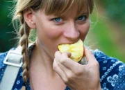 SF unterwegs - Südtirol Moderatorin Andrea Jansen kostet einen Apfel