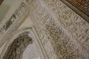 Das Mihrab in der Freitagsmoschee aus seldjukischer Zeit. Mihrab heißt die Gebetsnische. Sie ist nach Mekka ausgerichtet.