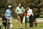 Familienausflug zum Golfplatz: Charlie (David Krumholtz, l.), Alan (Judd Hirsch, M.) und Don (Rob Morrow, r.) ...