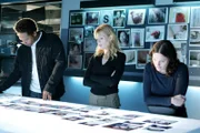 (v.li.) Warrick (Gary Dourdan), Catherine (Marg Helgenberger) und Sara (Jorja Fox) versuchen Licht in den mysteriösen Vermisstenfall zu bringen.