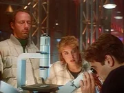 Der Wissenschaftler Hodge (Xander Berkeley, l.) und die FBI-Agenten Scully (Gillian Anderson, M.) und Mulder (David Duchovny, r.) wollen nicht glauben, dass der geheimnisvolle Parasit ein außerirdischer Organismus ist.