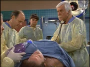 Der unter Mordverdacht stehende Dr. Frederick Wilson (Jim Ortlieb, l.) darf unter Marks (Dick Van Dyke, r.) Aufsicht eine Operation zu Ende bringen.