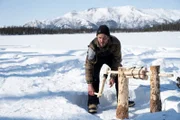Johnny Rolfe baut ein Flaschenzugsystem, um das Winterholz zu seiner Hütte hinaufzuschleppen (National Geographic/Mike Fennell).
