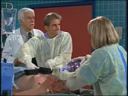 Mark (Dick Van Dyke, l.) und Jesse (Charlie Schlatter, M.) bemühen sich vergeblich, einen Patienten wiederzubeleben.