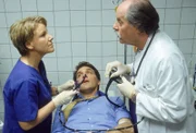 Dr. Schmidt (Walter Sittler, Mi.) hat sich in eine missliche Lage manövriert: Dr. Bender (Herbert Meurer, re.) und Nikola (Mariele Millowitsch) bereiten ihn für eine Magenspiegelung vor.