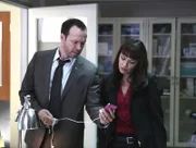 Ein Mädchen wird vor einen einfahrenden Zug gestoßen. Danny (Donnie Wahlberg, l.) und Maria (Marisa Ramirez, r.) ermitteln und zweifeln bald an der Eindeutigkeit des Falls.