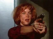 Die FBI-Agentin Dana Scully (Gillian Anderson) fordert, dass der mordende Computer durch einen Virus außer Kraft gesetzt wird.