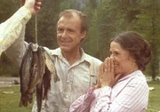 Stolz präsentiert Mr. Oleson (Richard Bull, l.) seiner Frau (Katherine McGregor, r.) den Fisch.