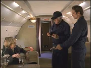 Steve (Barry Van Dyke, r.) und Mark (Dick Van Dyke, M.) verhaften die Privatdetektivin Lou Tyler (Kim Greist, l.), die sich nach Buenos Aires absetzen wollte.