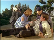 Steve (Barry Van Dyke, r.) wurde angeschossen. Lily, die er bei einer Flirtshow kennen gelernt hat, leistet sofort Erste Hilfe.