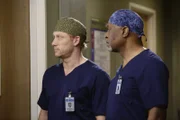 Beobachten Amelia bei der schwierigen Operation von Dr. Herman: Webber (James Pickes Jr., r.) und Owen (Kevin McKidd, l.) ...