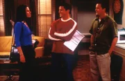 Joey (Matt LeBlanc, Mi.) sucht bereits eine Mitbewohnerin, als Chandler (Matthew Perry, re.) mitteilt, dass er wahrscheinlich gar nicht auszieht.